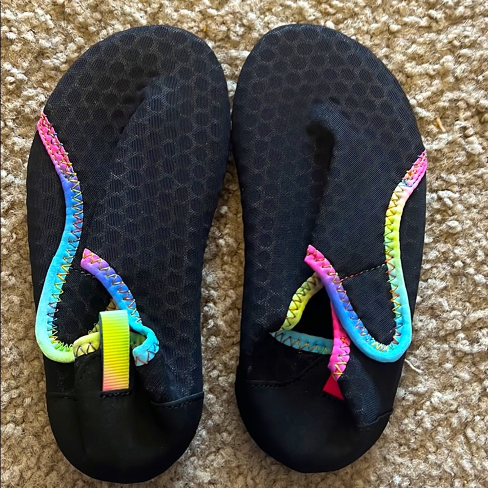 Centipede Water shoes Girls size 5. NWT
